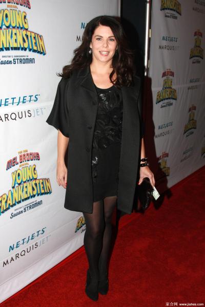 [CELEBRITY PANTYHOSE]Lauren Graham in nylon stockings,pantyhose,tights