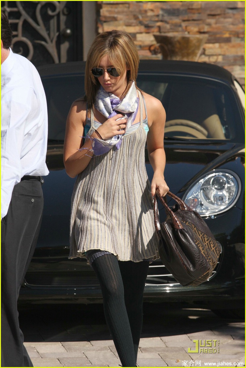 [CELEBRITY PANTYHOSE]Ashley Tisdale in nylon stockings,pantyhose,tights 8[9]