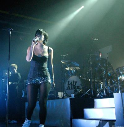 [CELEBRITY NYLON]Lily Allen in nylon stockings,pantyhose,tights 3