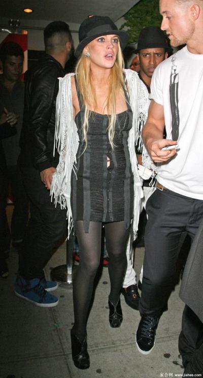 [CELEBRITY PANTYHOSE]Lindsay Lohan in nylon stockings,pantyhose,tights 14