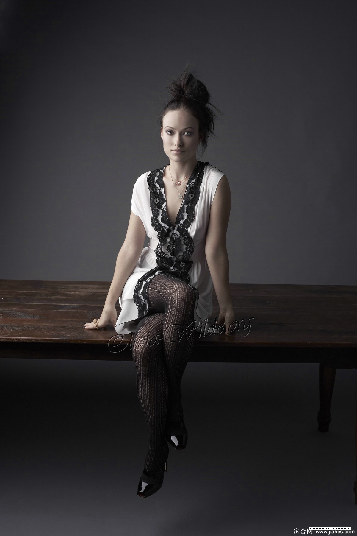 [CELEBRITY NYLON]Olivia Wilde in nylon stockings,pantyhose,tights 15[5]