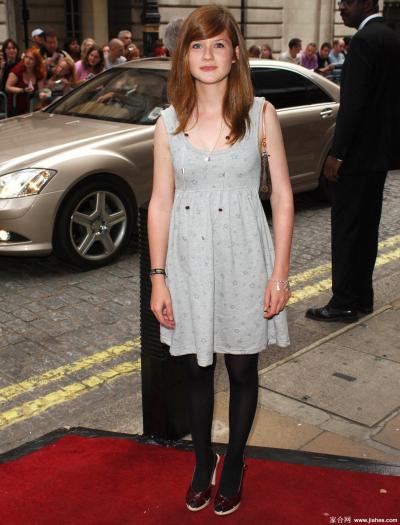 [CELEBRITY HOSIERY]Bonnie Wright in nylon stockings,pantyhose,tights 4