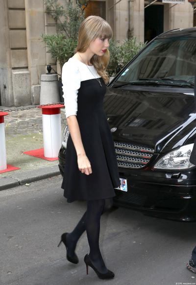 [CELEBRITY HOSIERY]Taylor Swift in nylon stockings,pantyhose,tights 6