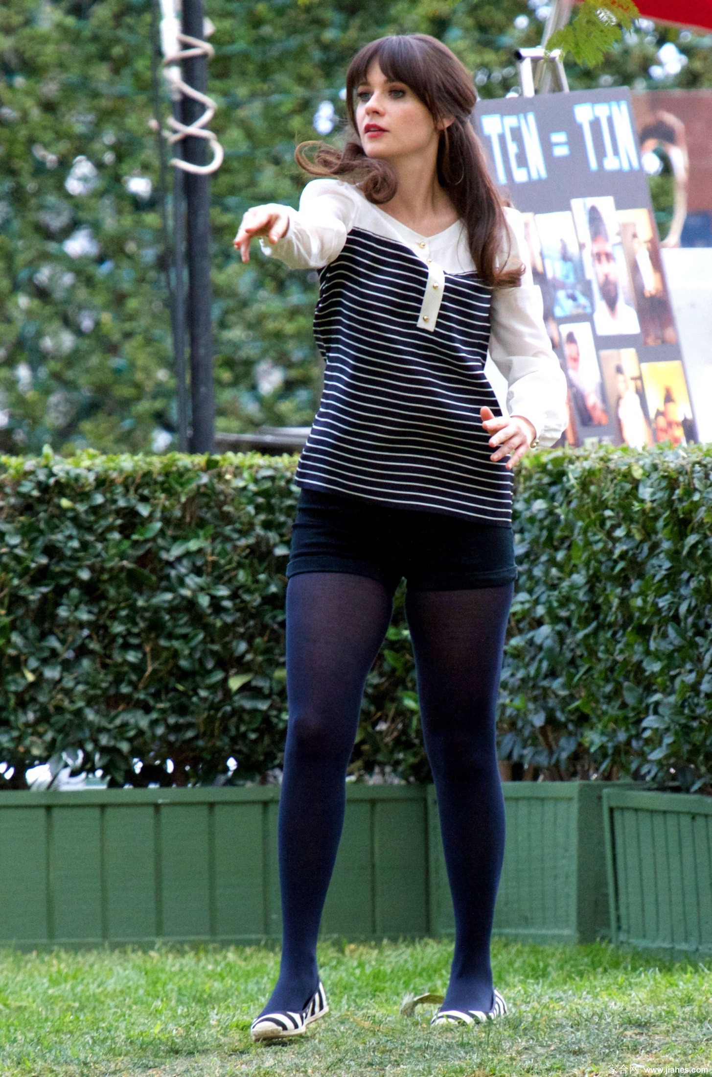 [CELEBRITY NYLON]Zooey Deschanel in nylon stockings,pantyhose,tights 17[5]