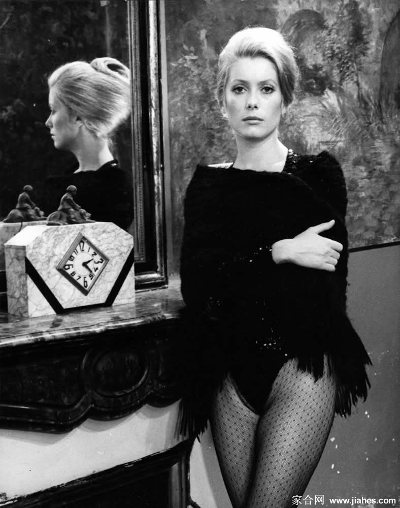 [CELEBRITY PANTYHOSE]Catherine Deneuve in nylon stockings,pantyhose,tights[9]