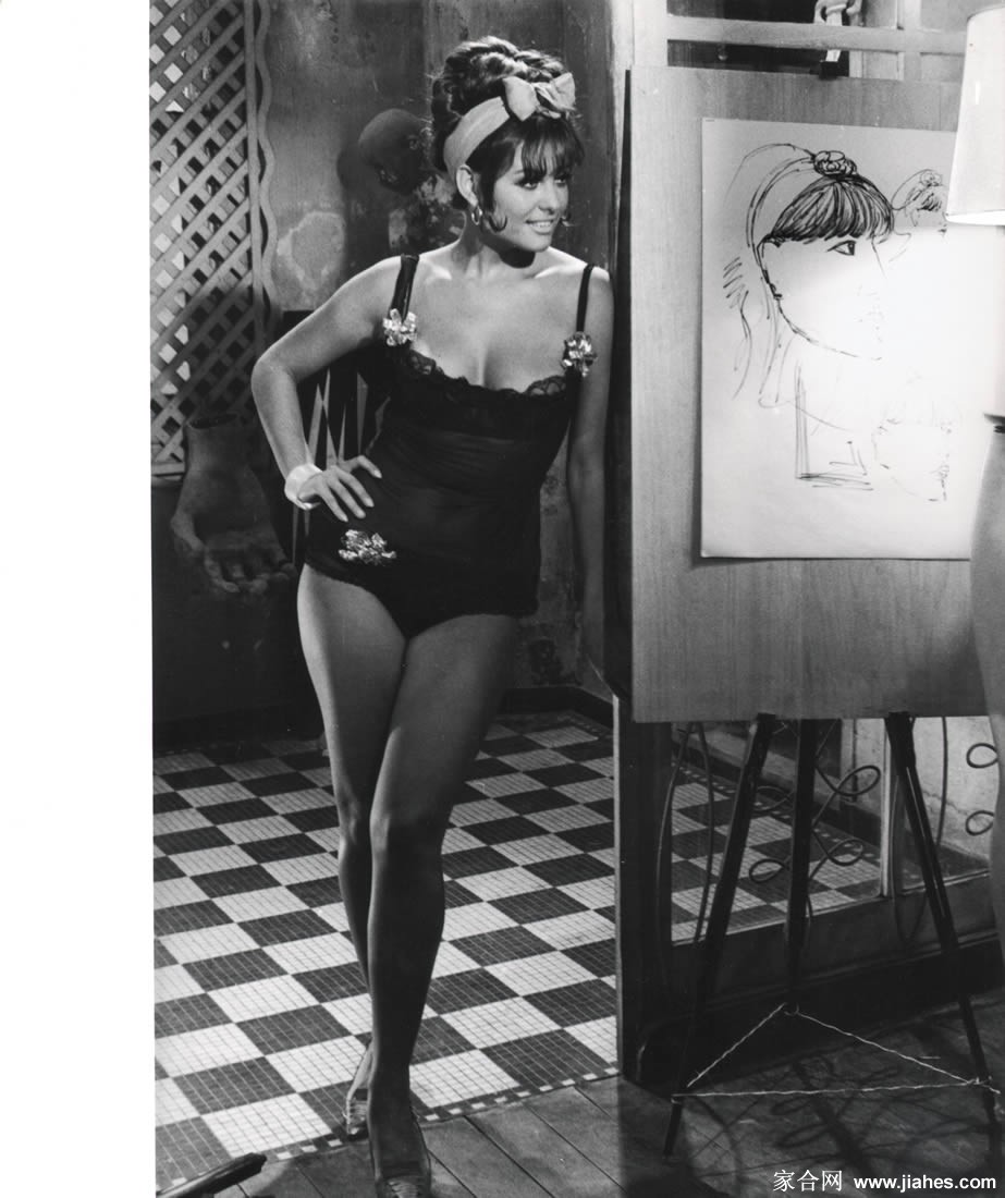 [CELEBRITY HOSIERY]Claudia Cardinale in nylon stockings,pantyhose,tights