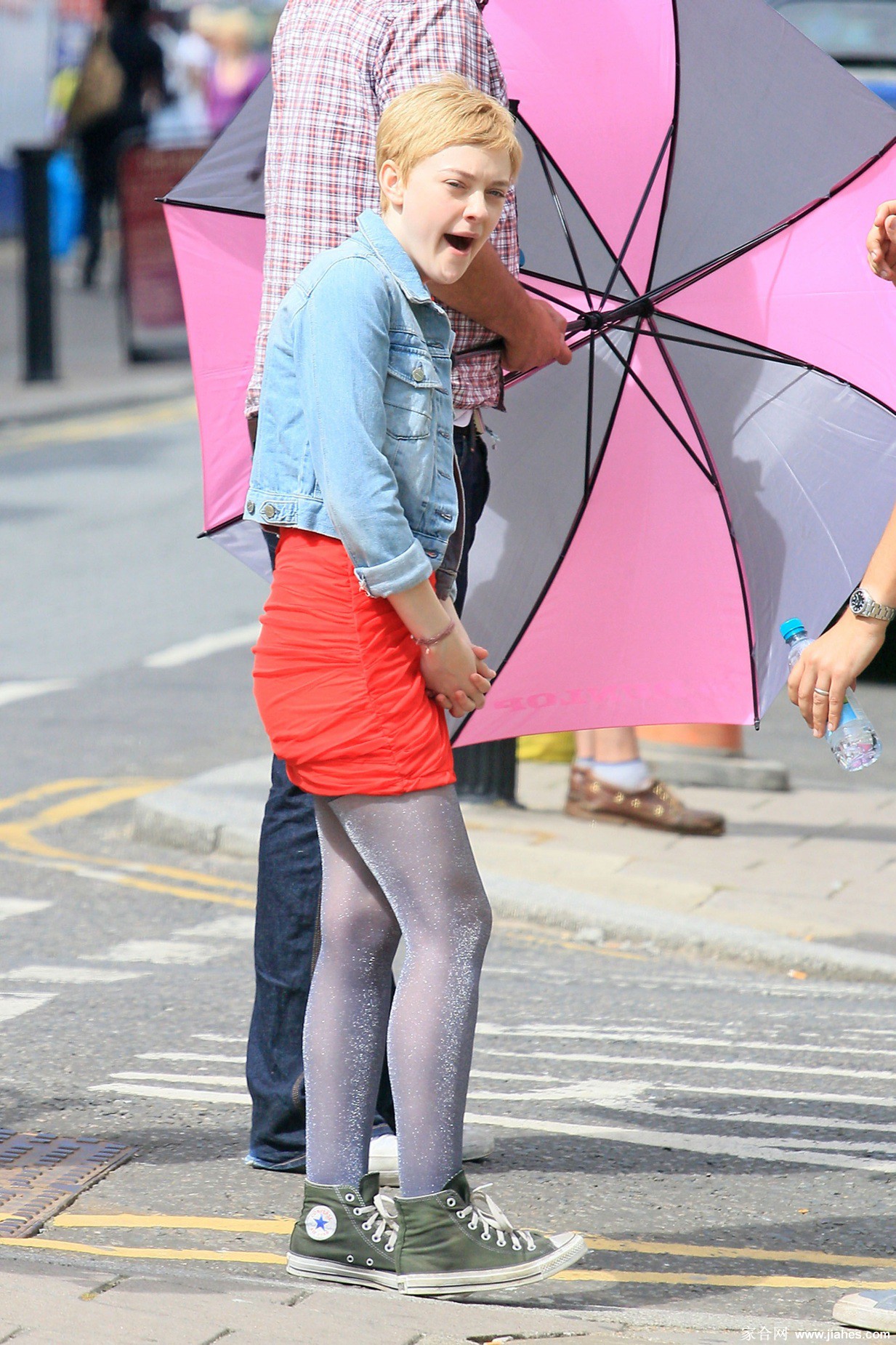 [CELEBRITY PANTYHOSE]Dakota Fanning in nylon stockings,pantyhose,tights 3[3]