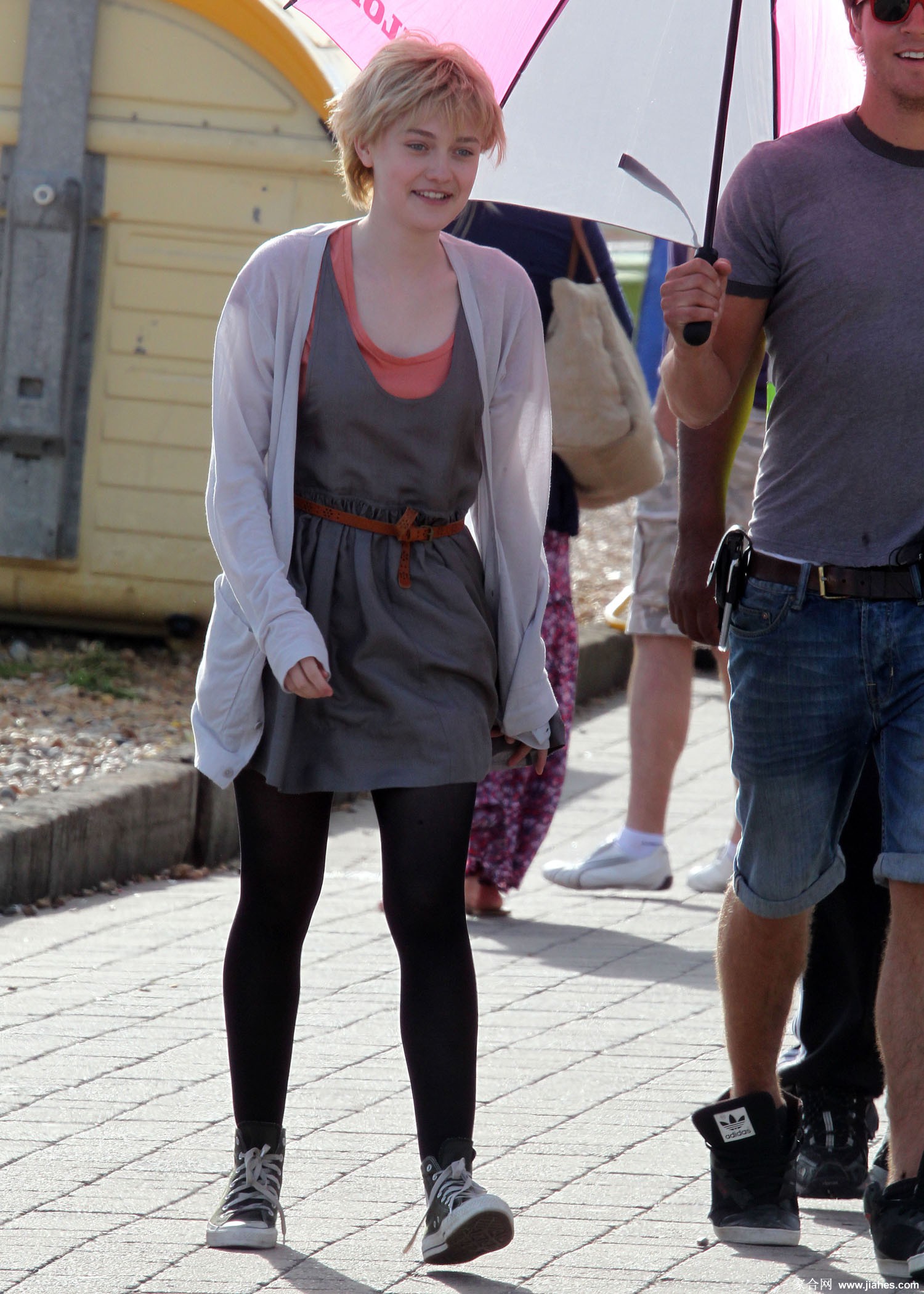 [CELEBRITY PANTYHOSE]Dakota Fanning in nylon stockings,pantyhose,tights 3[4]