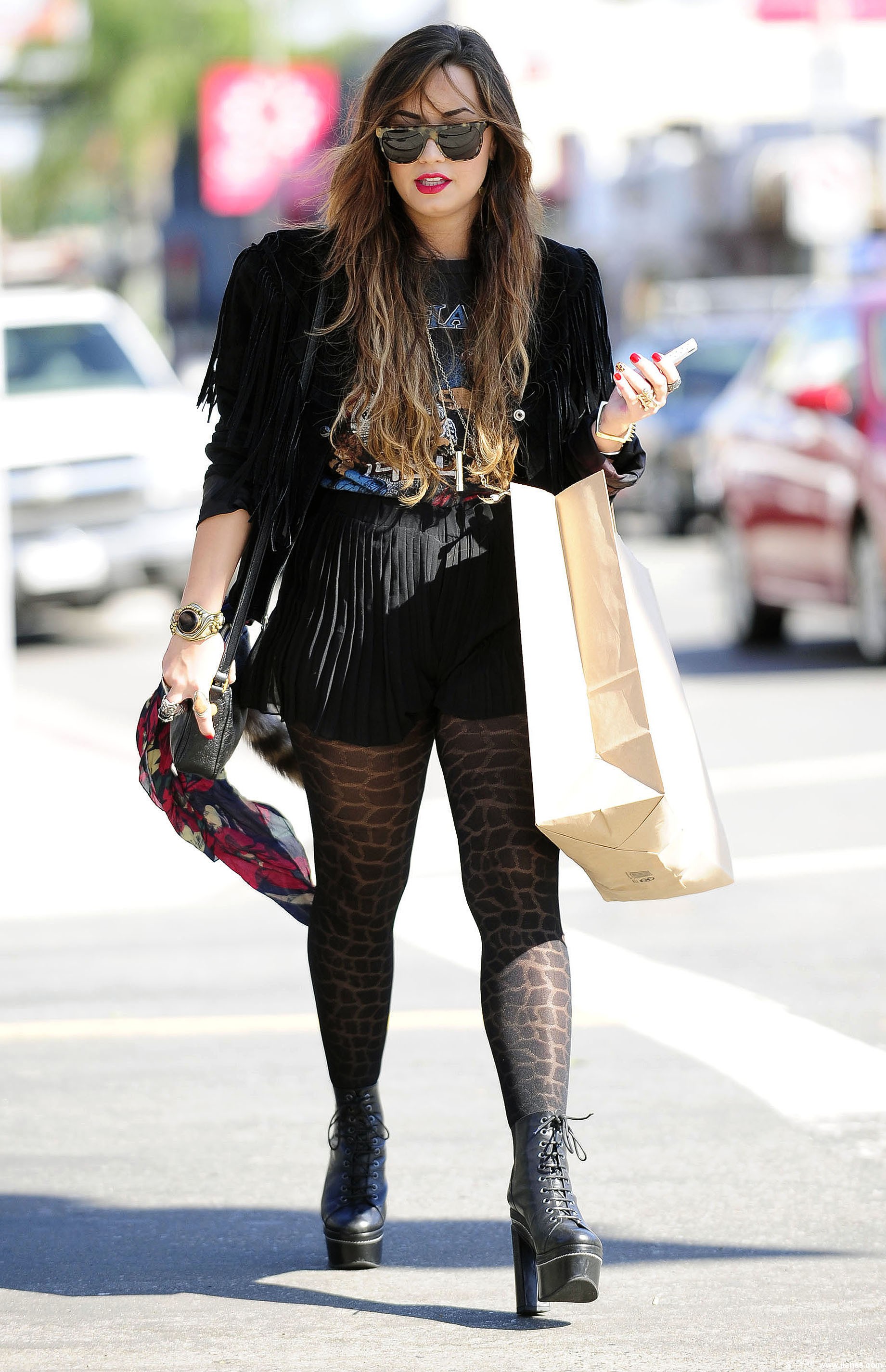 [CELEBRITY HOSIERY]Demi Lovato in nylon stockings,pantyhose,tights[5]