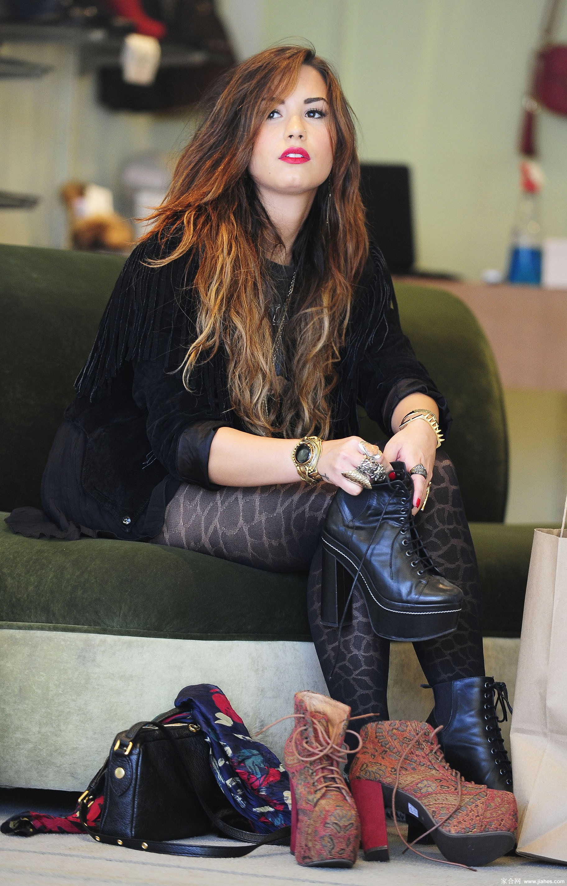 [CELEBRITY HOSIERY]Demi Lovato in nylon stockings,pantyhose,tights[7]