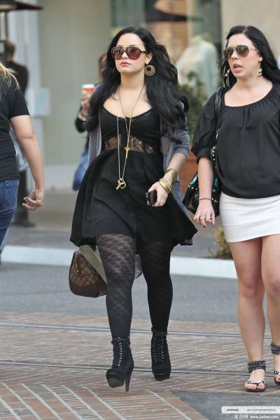 [CELEBRITY HOSIERY]Demi Lovato in nylon stockings,pantyhose,tights 4