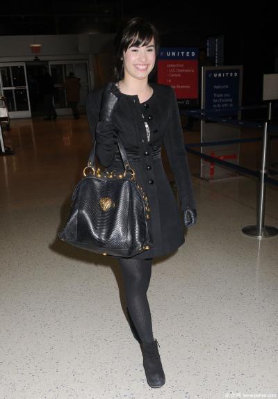 [CELEBRITY PANTYHOSE]Demi Lovato in nylon stockings,pantyhose,tights 5