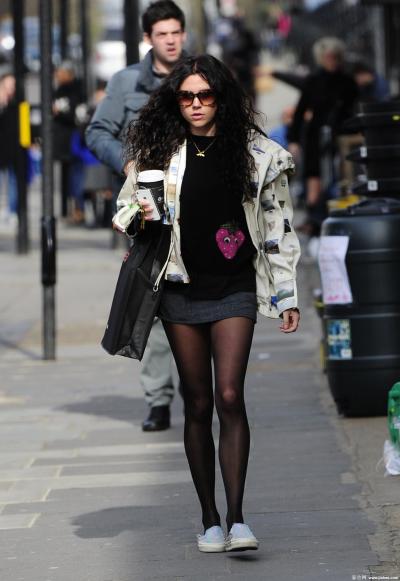 [CELEBRITY PANTYHOSE]Eliza Doolittle in nylon stockings,pantyhose,tights 2