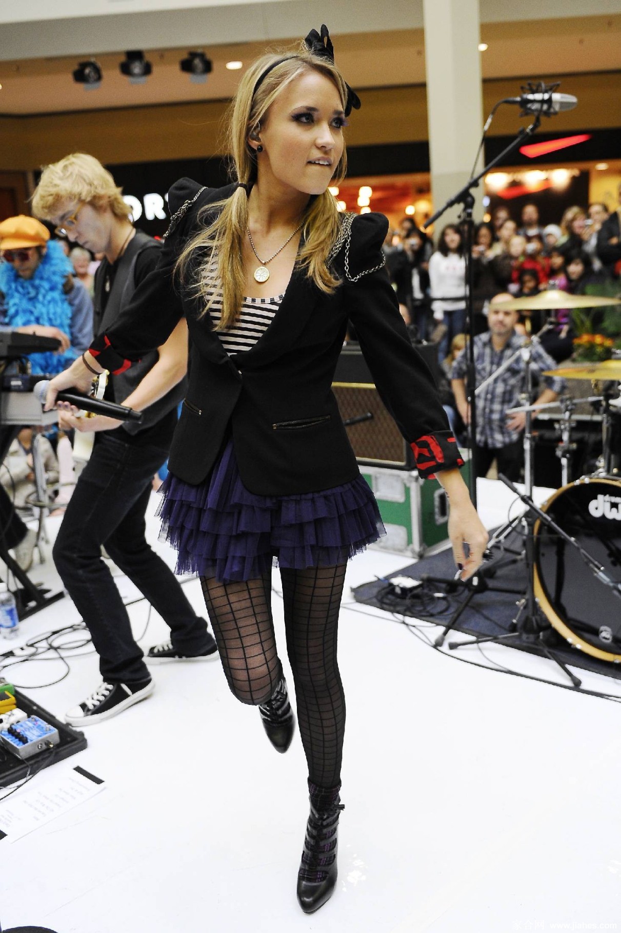 [CELEBRITY PANTYHOSE]Emily Osment in nylon stockings,pantyhose,tights[7]