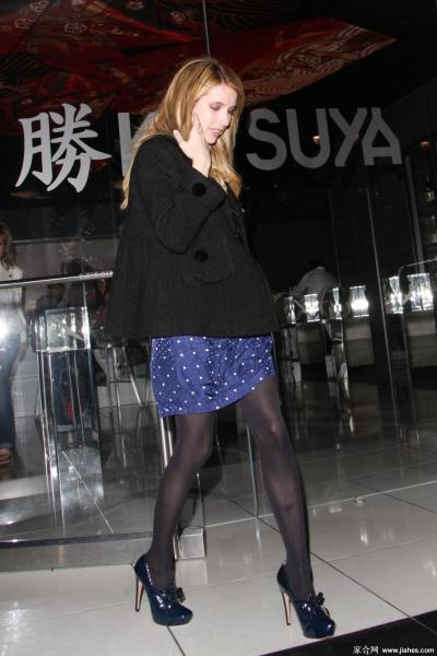 [CELEBRITY PANTYHOSE]Emma Roberts in nylon stockings,pantyhose,tights 2