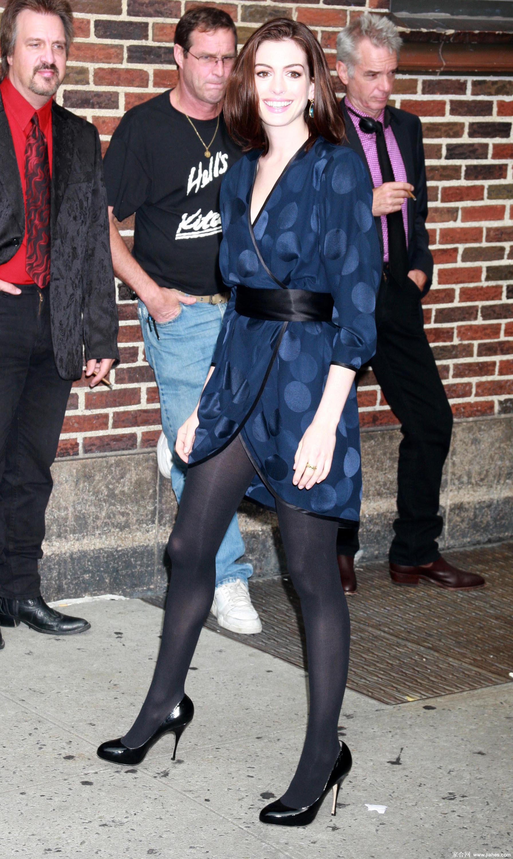 [CELEBRITY HOSIERY]Anne Hathaway in nylon stockings,pantyhose,tights 2