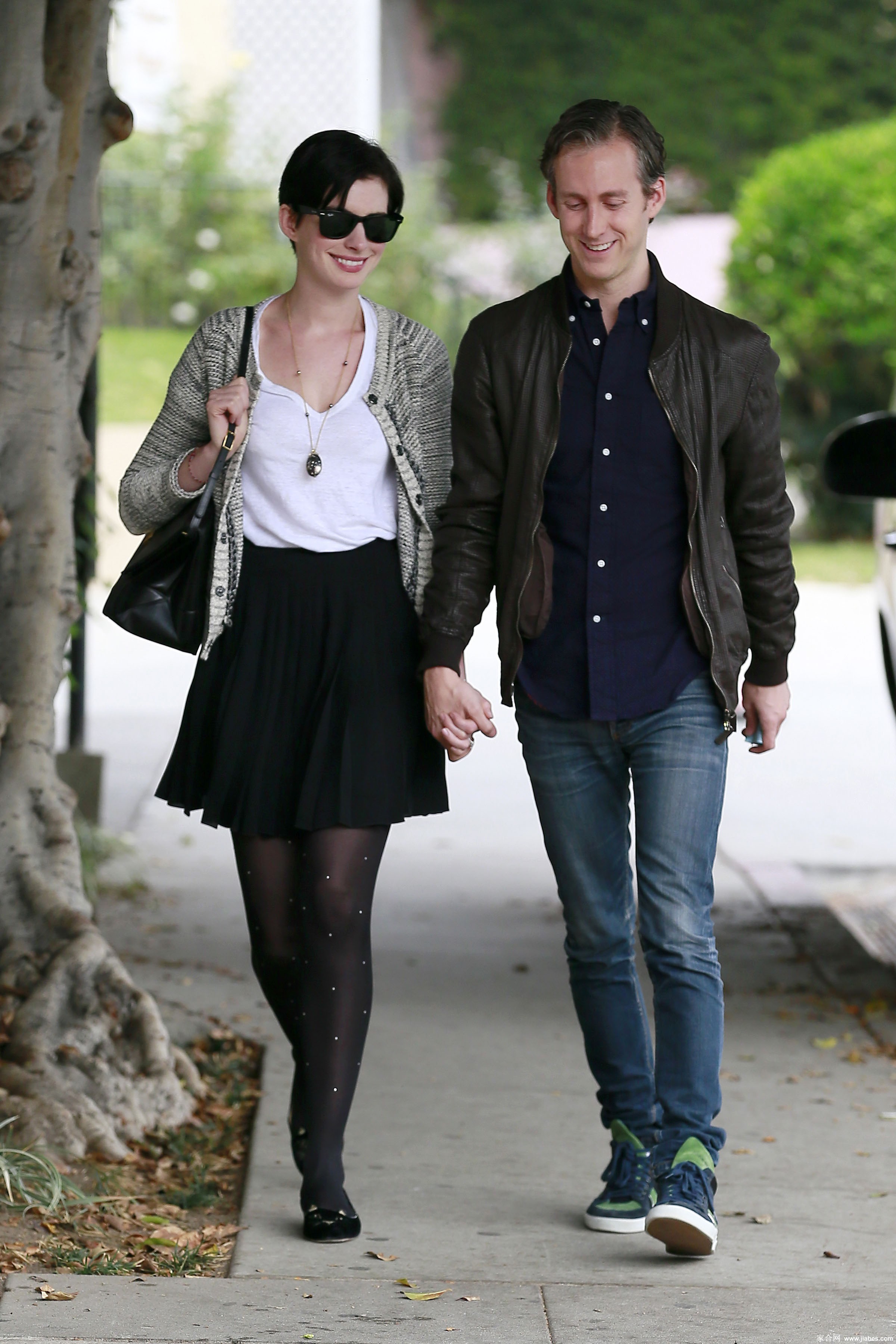 [CELEBRITY HOSIERY]Anne Hathaway in nylon stockings,pantyhose,tights 6[4]