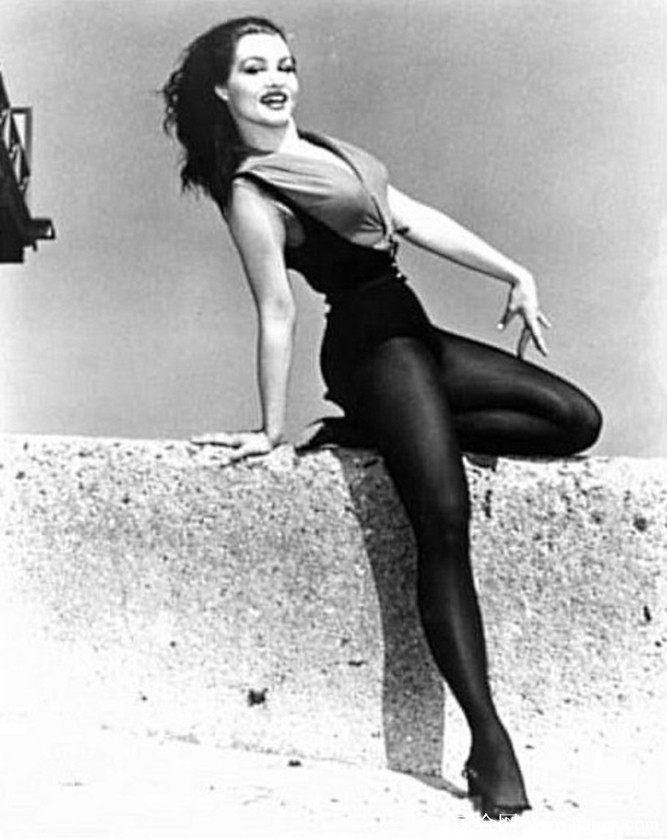 [CELEBRITY PANTYHOSE]Julie Newmar in nylon stockings,pantyhose,tights