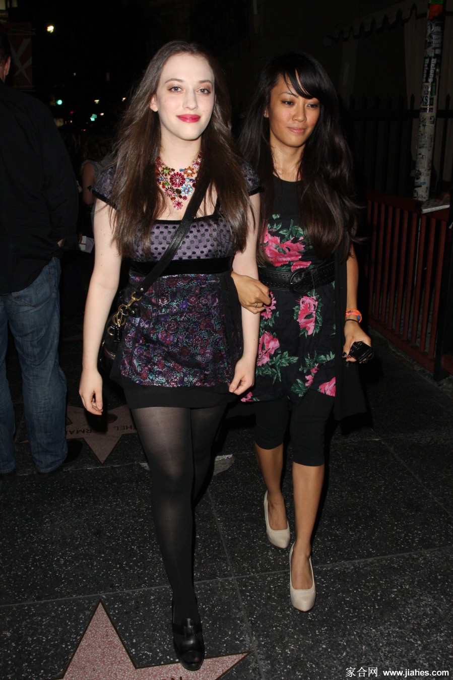 [CELEBRITY NYLON]Kat Dennings in nylon stockings,pantyhose,tights[6]