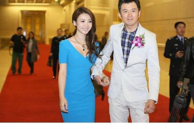 柳岩深V低胸蓝色紧身裙 优雅妩媚美艳动人