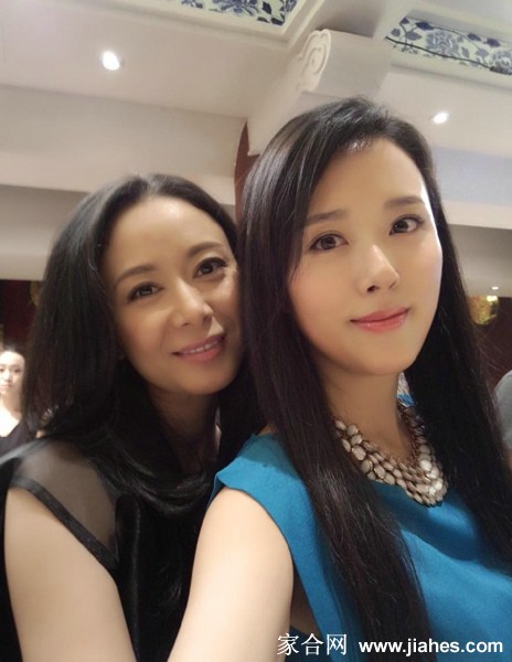 颜丹晨与朋友们的合影[20]