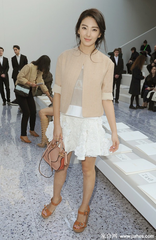 张雨绮性感短裙生活照[16]