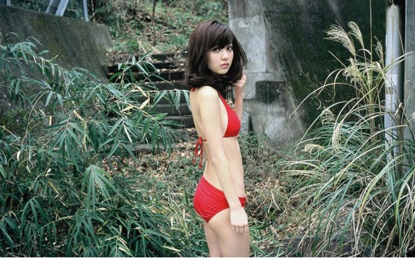 逢泽莉娜性感红色比基尼外拍写真[2]