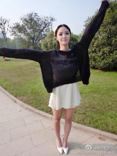 湖南卫视女主持人(主播)李莎旻子丝袜美腿户外写真图片