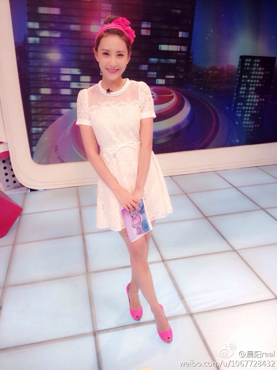 北京电视台主持人晨阳现场性感黑丝袜高跟美腿诱惑[9]