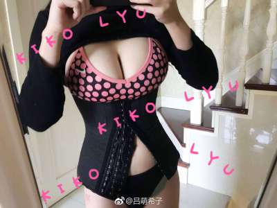 美女裁判吕帅希自拍性感美乳诱人内衣