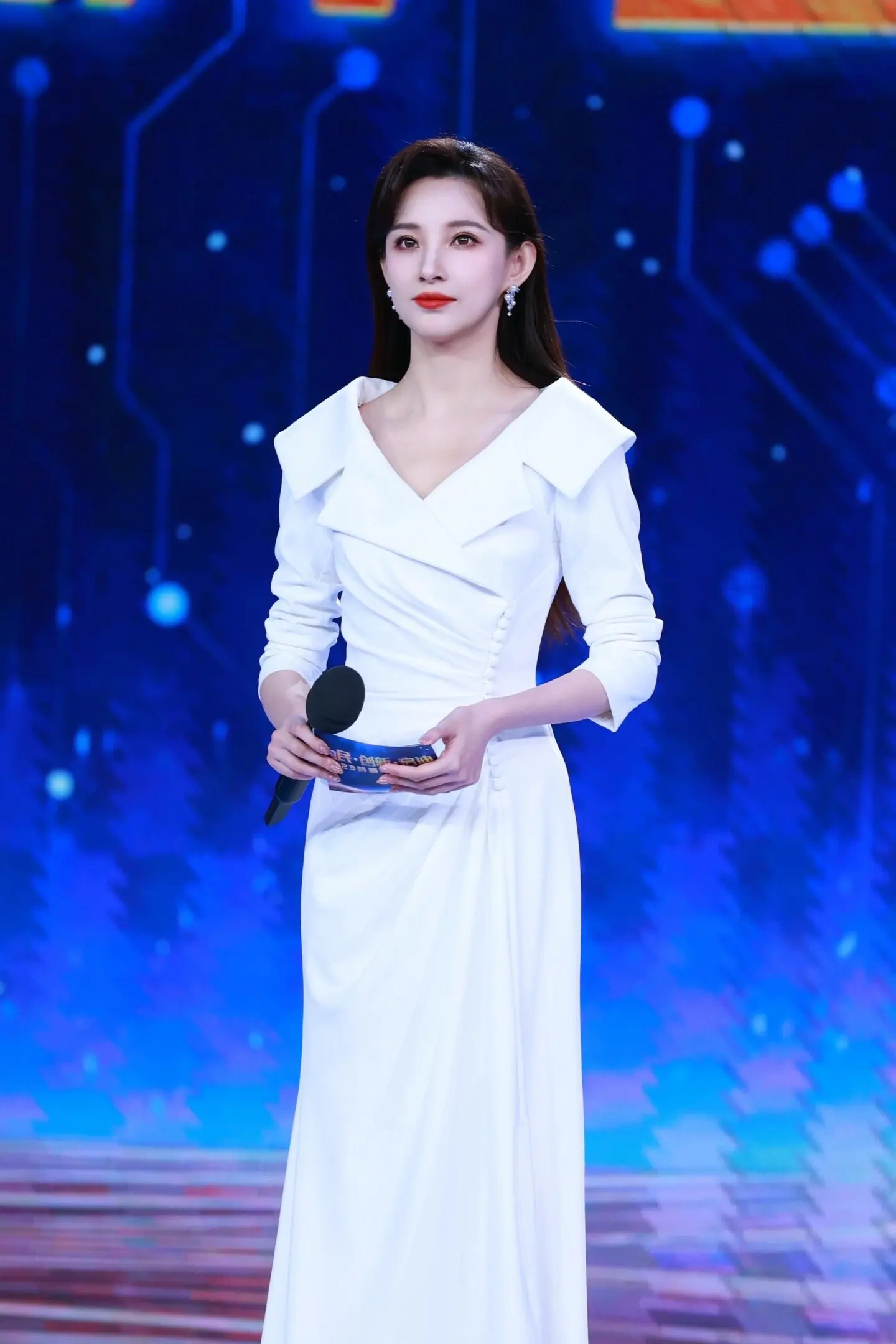 美女主持人马凡舒的舞台新造型，实在美丽[2]