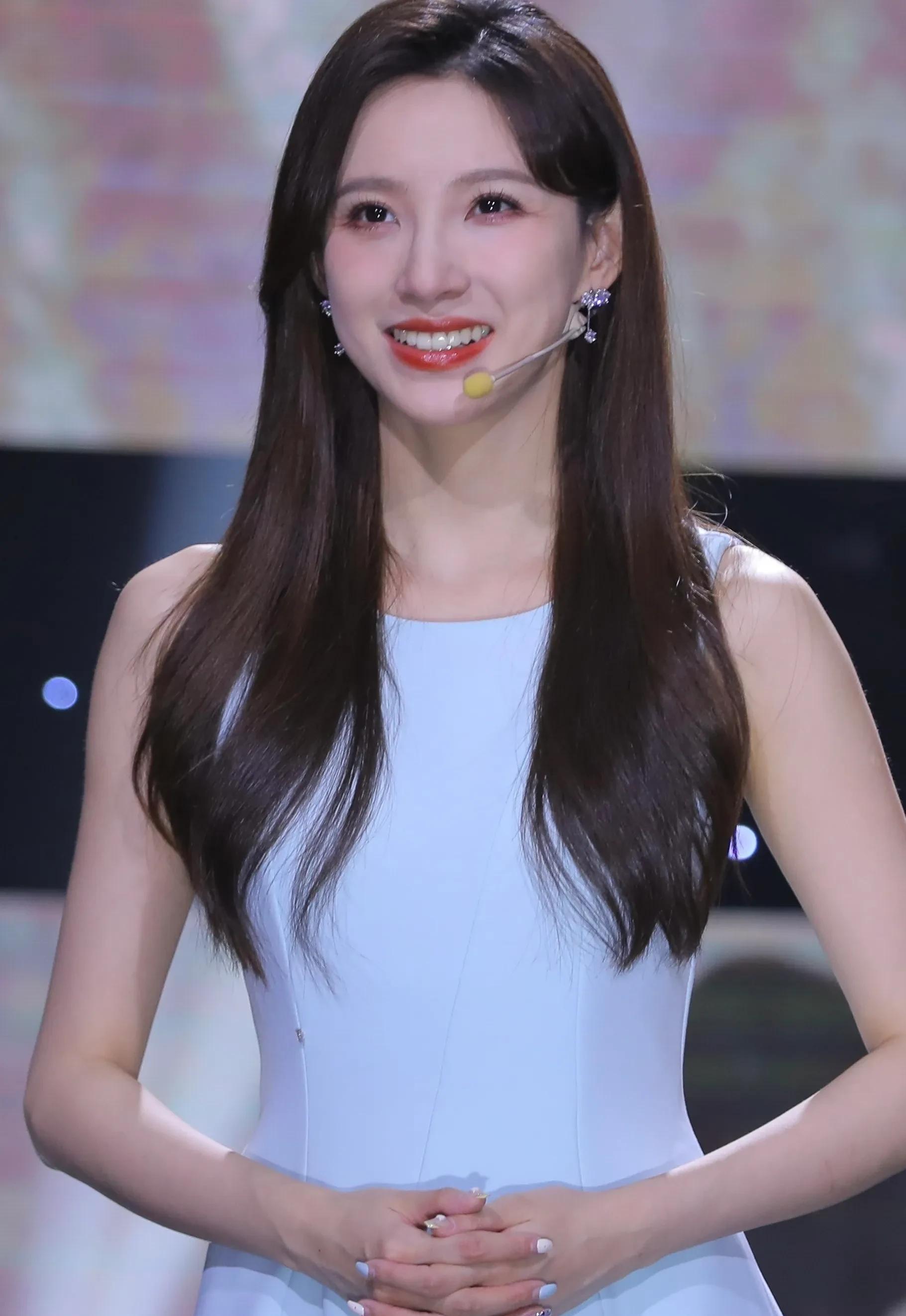美女主持人马凡舒身穿浅蓝色无袖连衣裙，脚踩银色亮晶晶的高跟鞋主持节目[4]