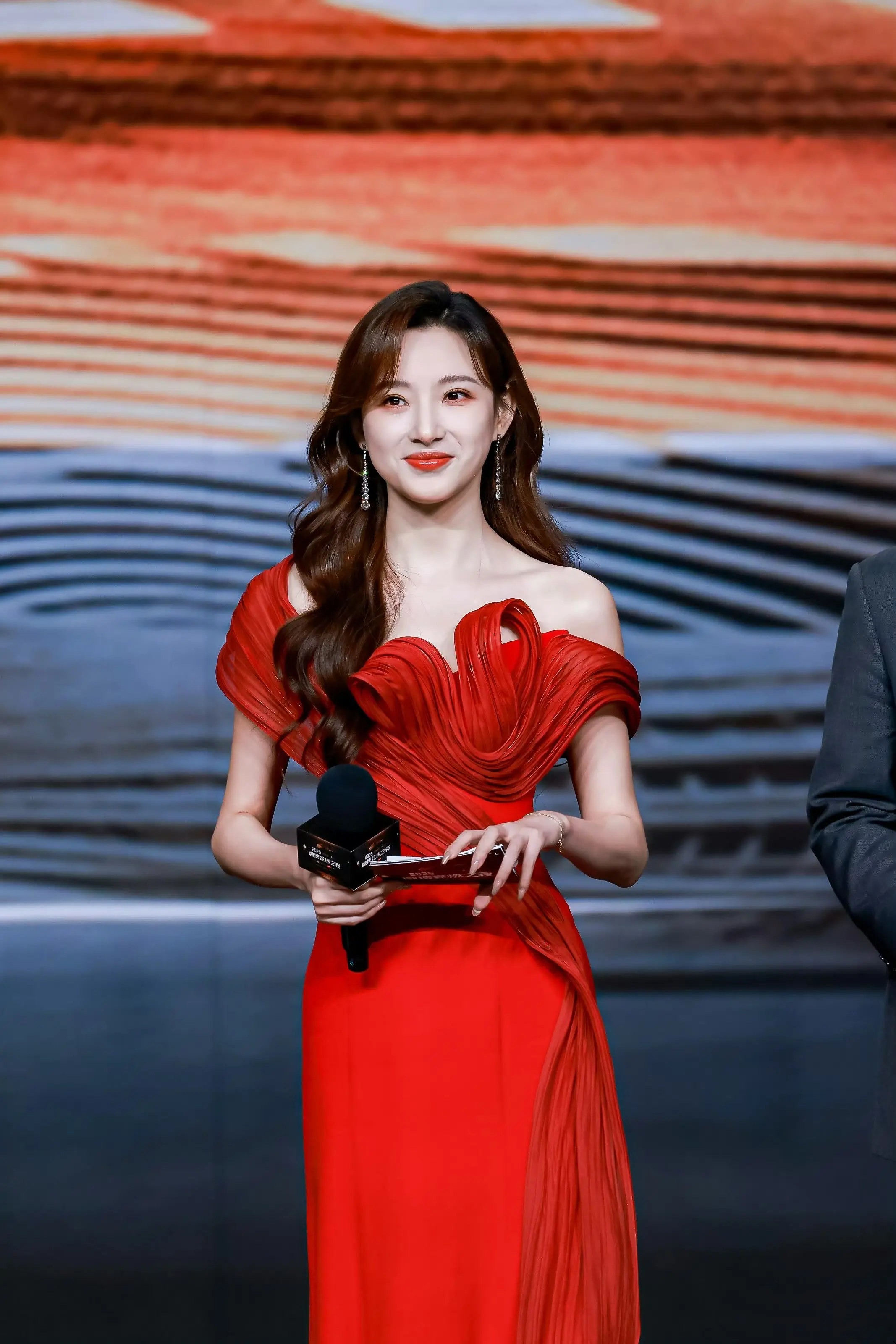 春晚美女主持人马凡舒一身红色礼服精致妆容主持[2]