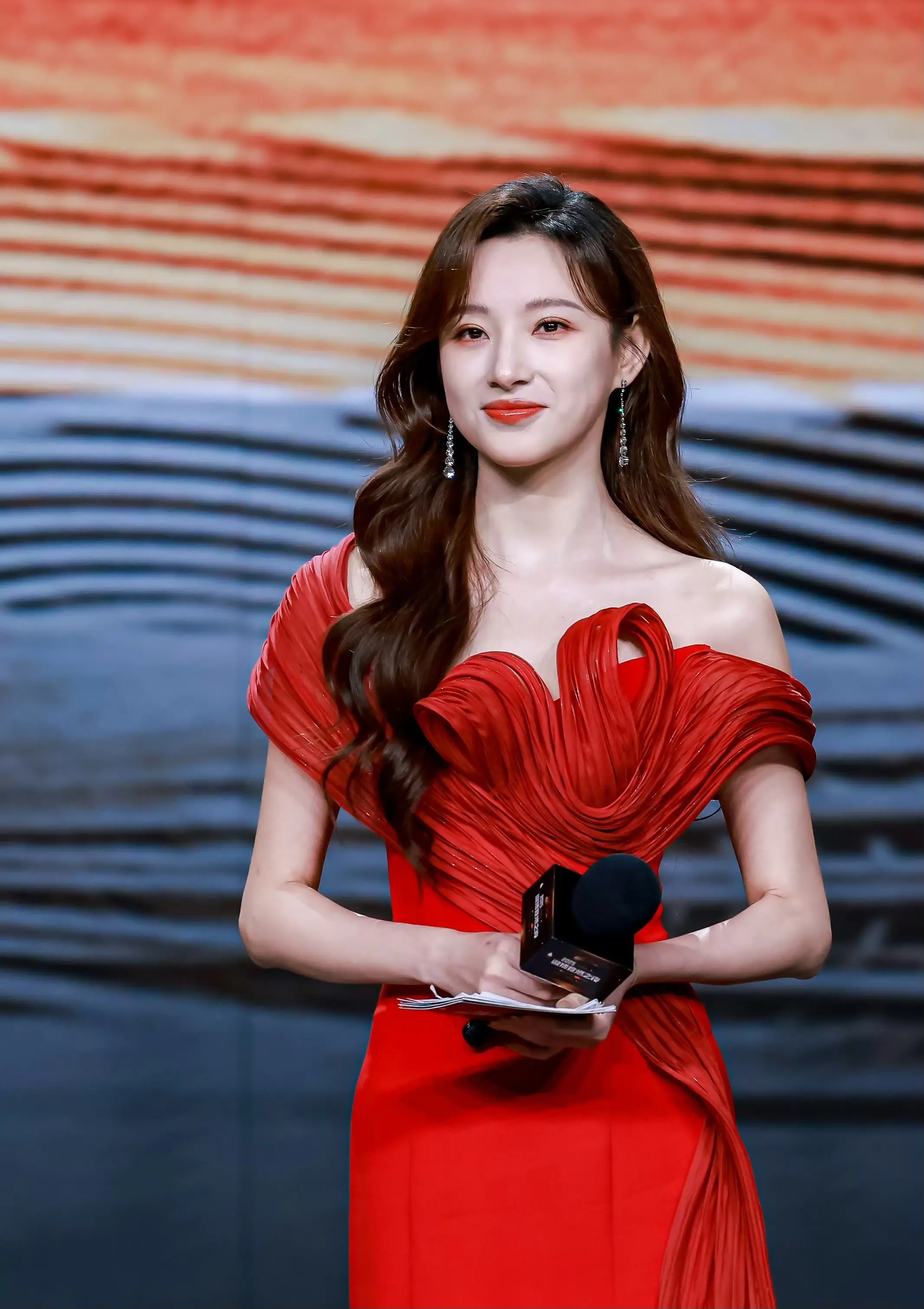 春晚美女主持人马凡舒一身红色礼服精致妆容主持