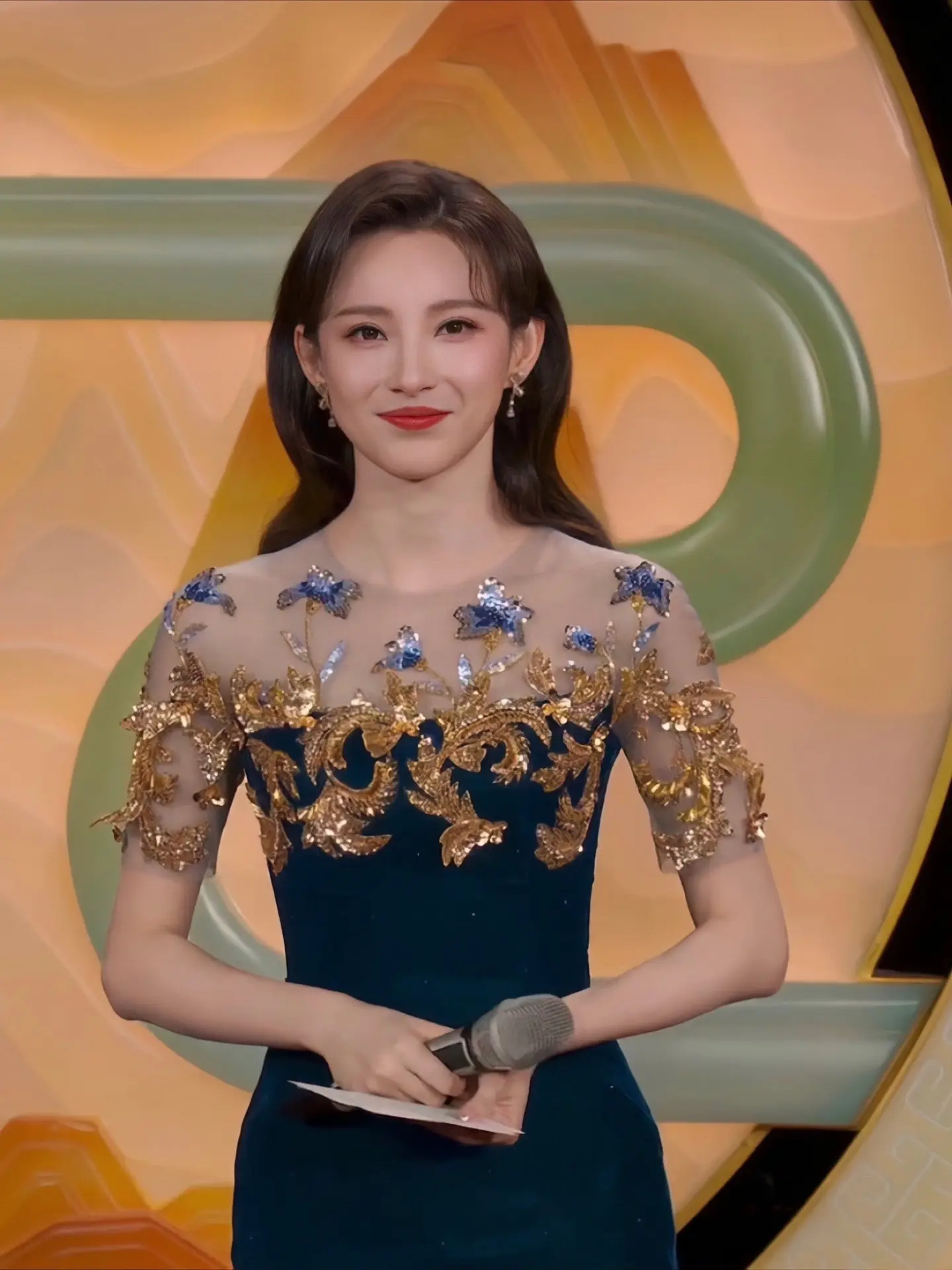 美女主持人马凡舒2024元宵晚会透明蕾丝长裙美极了[3]