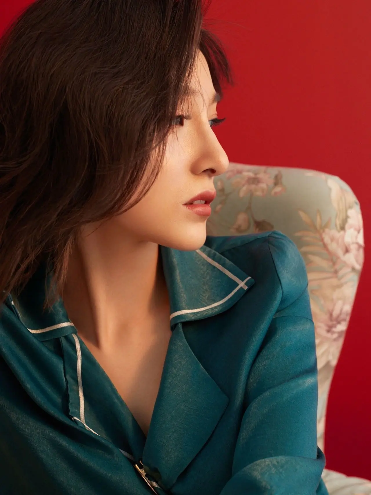 美女主持人马凡舒复古红造型写真[2]