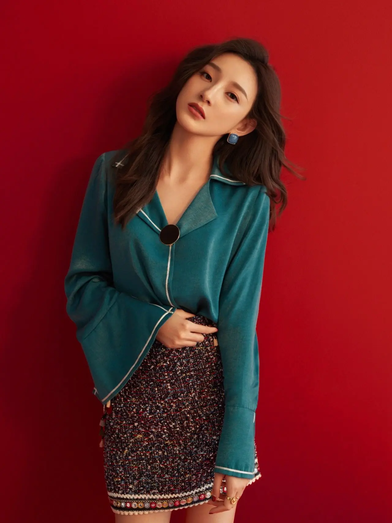 美女主持人马凡舒复古红造型写真[5]