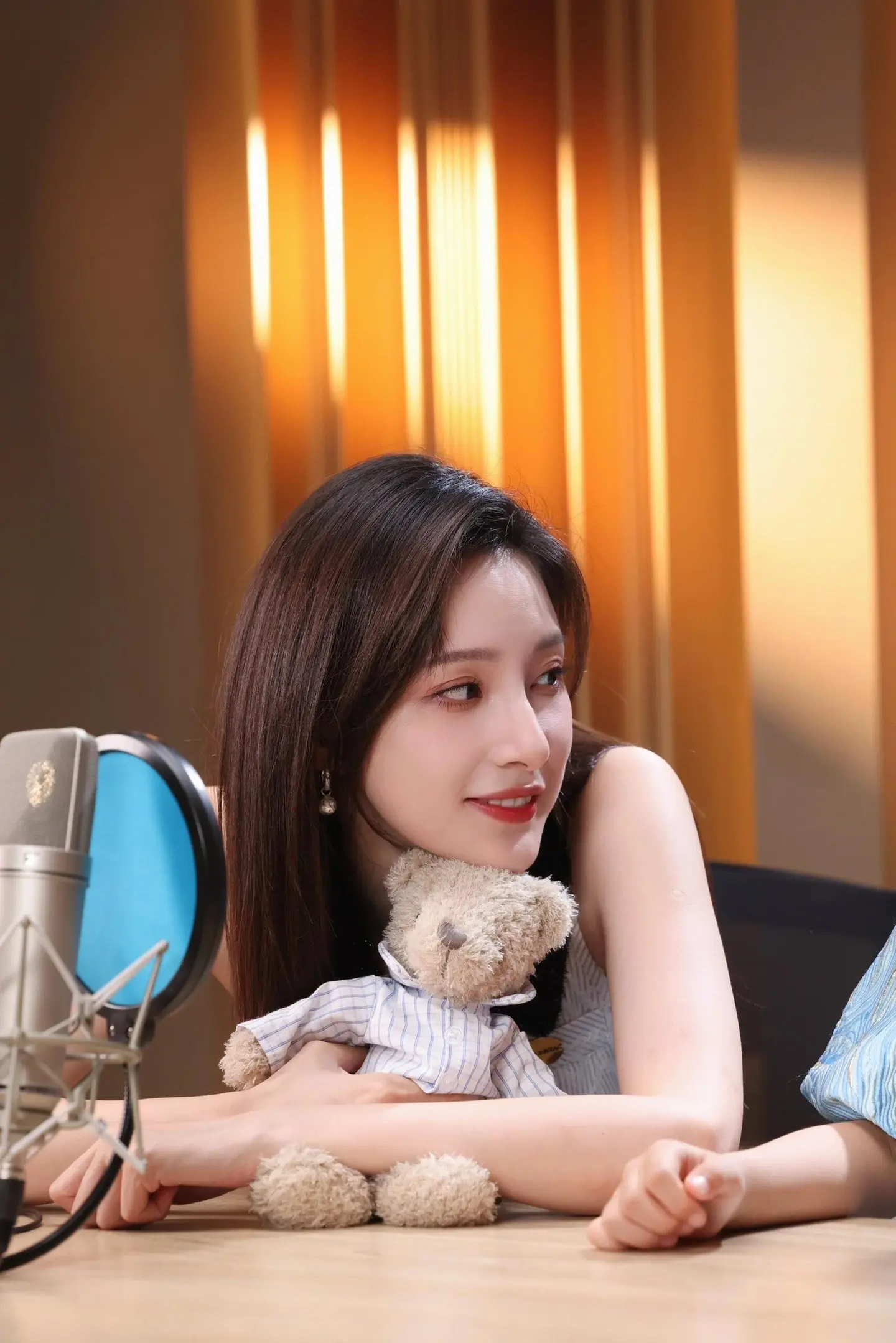 美女主持人马凡舒夏季清爽新造型美腿真美[2]