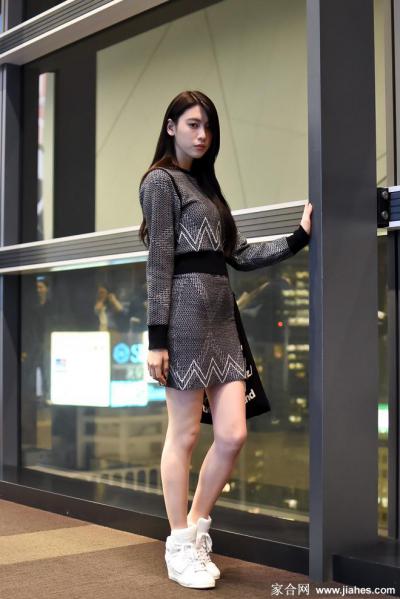 三吉彩花时尚美腿