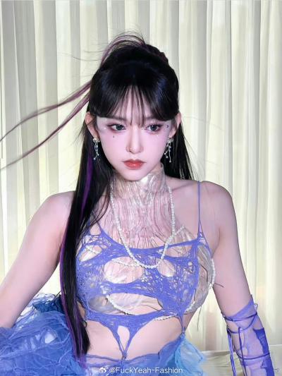 程潇身穿渐变蓝紫色薄纱蓬蓬短裙性感诱人