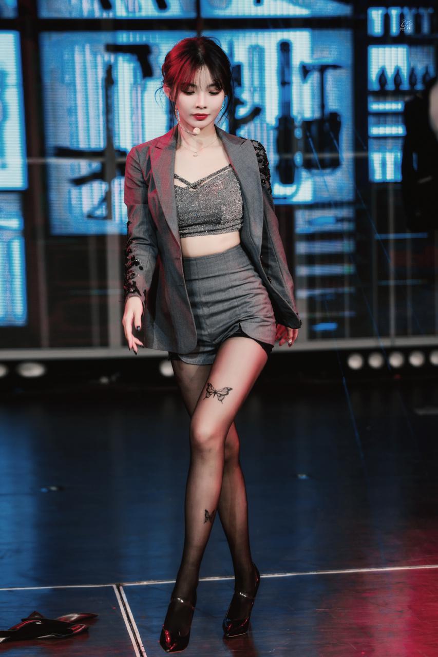 许杨玉琢舞台热舞 黑丝风情 美腿诱人[3]