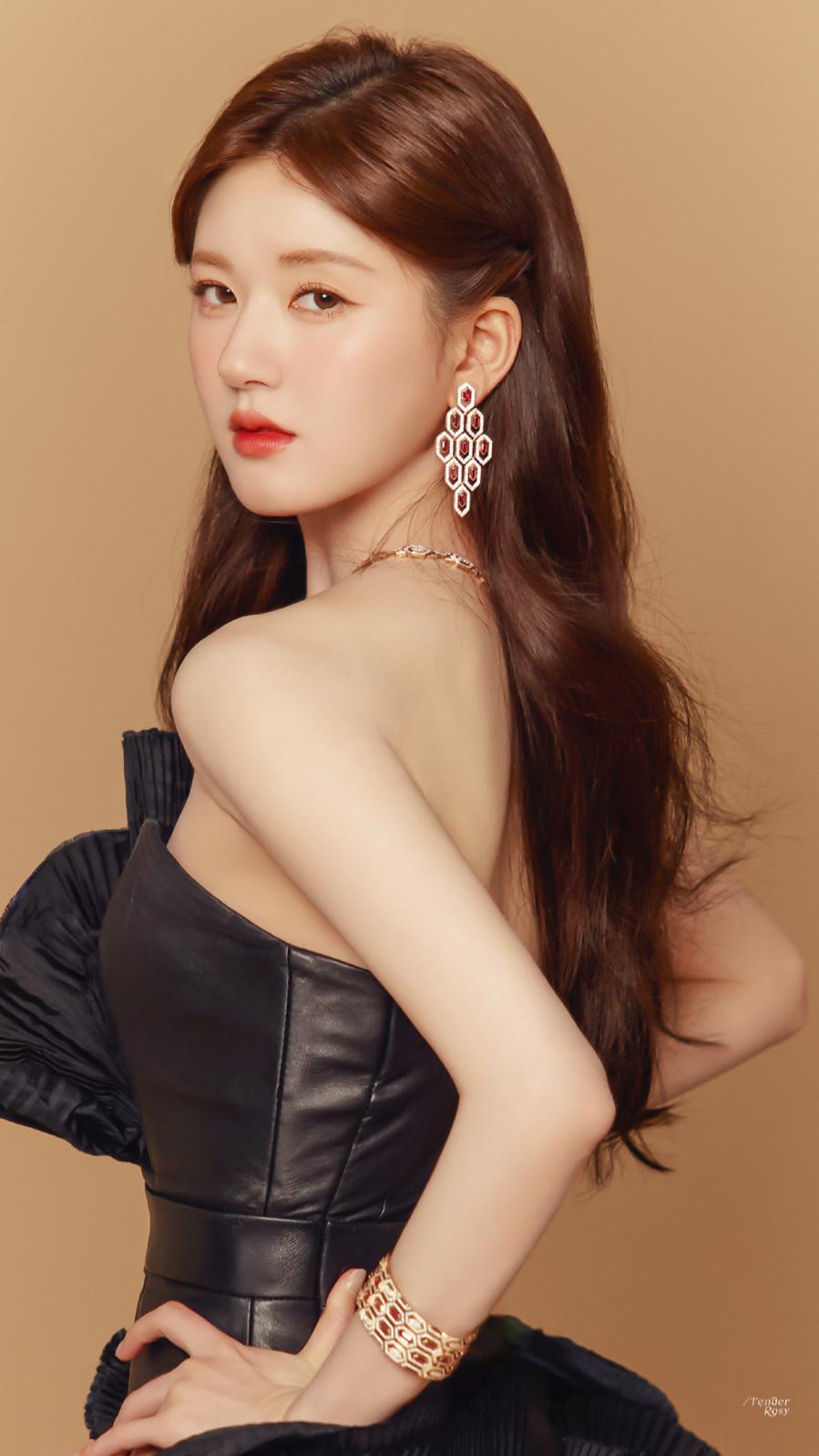 赵露思黑色露背长裙性感写真