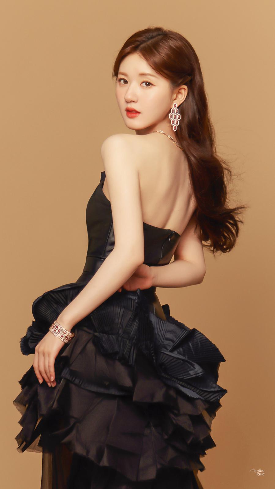 赵露思黑色露背长裙性感写真[2]