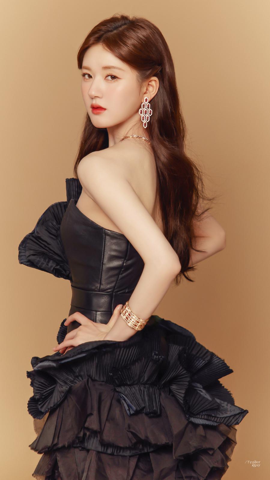 赵露思黑色露背长裙性感写真[4]