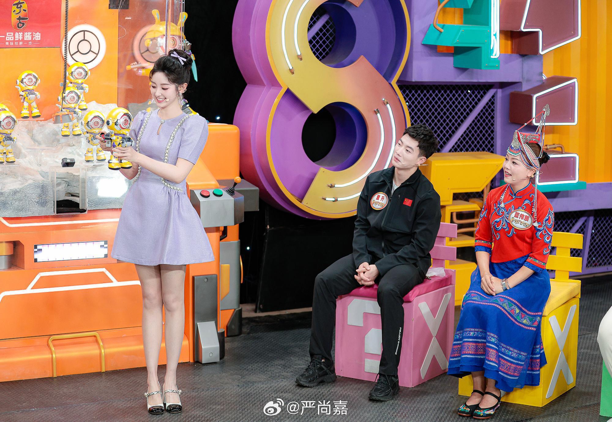 开门大吉二场美女主持人严尚嘉天蓝色连衣短裙美腿现场主持[5]
