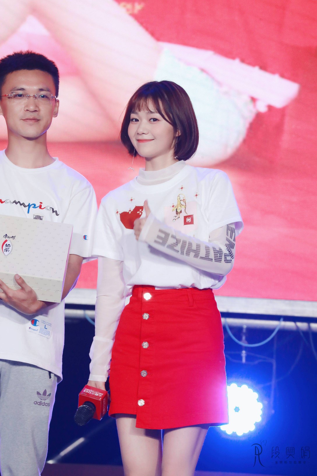 段奥娟短发红色包臀短裙粉丝见面会