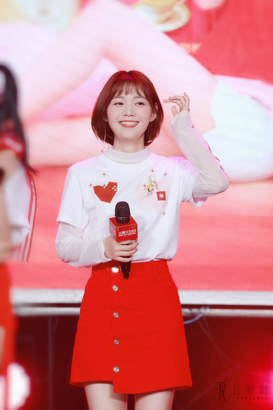 段奥娟短发红色包臀短裙粉丝见面会[8]