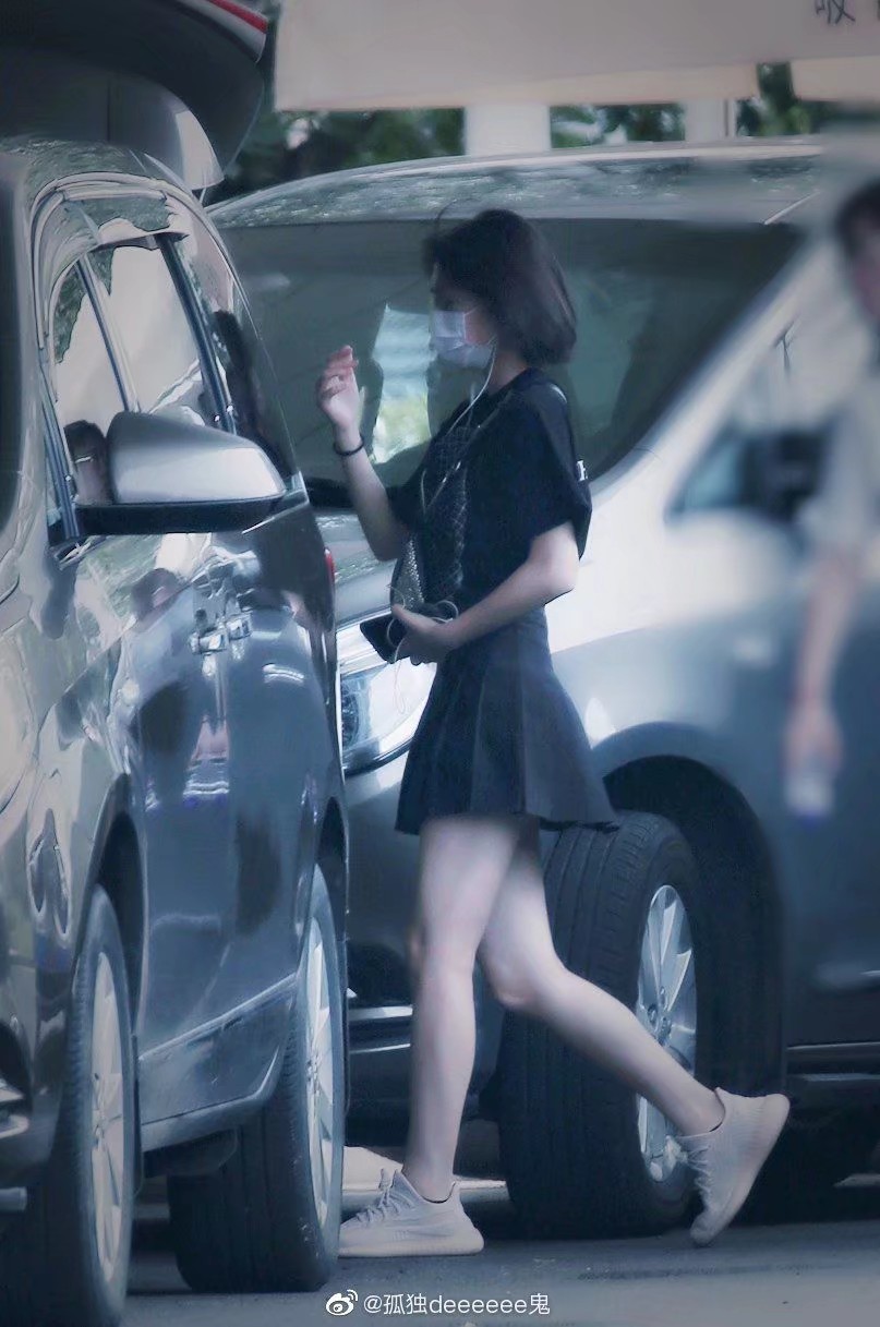 段奥娟短裤大长腿粉丝街拍[4]