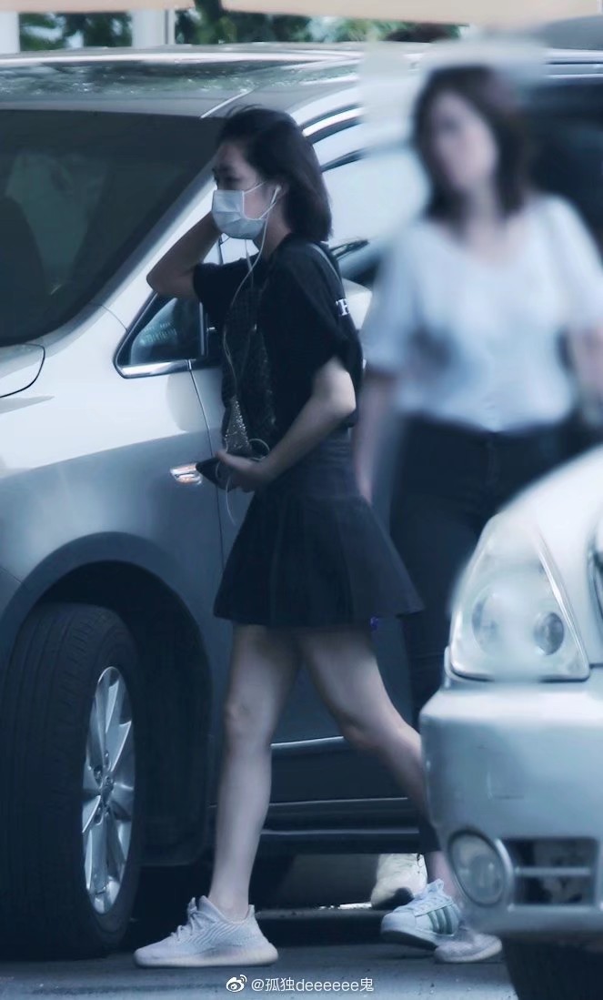 段奥娟短裤大长腿粉丝街拍[5]