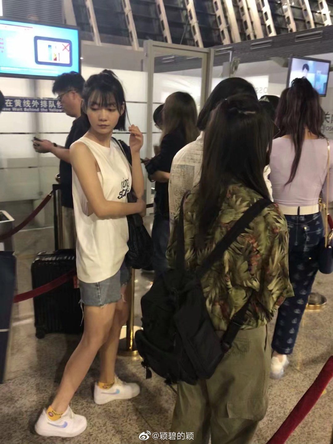 段奥娟短裤大长腿粉丝街拍[6]